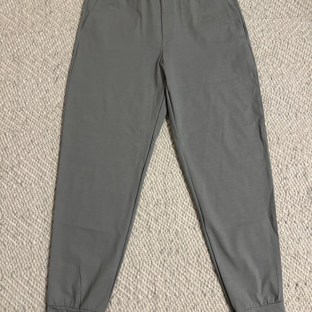 Uniqlo’s Men's Gray Jogger Pants